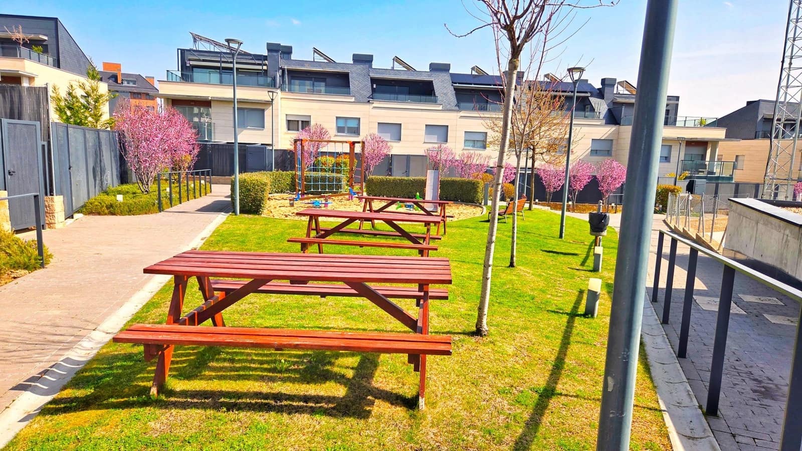 4 soverom Kjedet enebolig til salgs i Boadilla del Monte med svømmebasseng garasje - € 1 280 000 (Ref: 9648272)