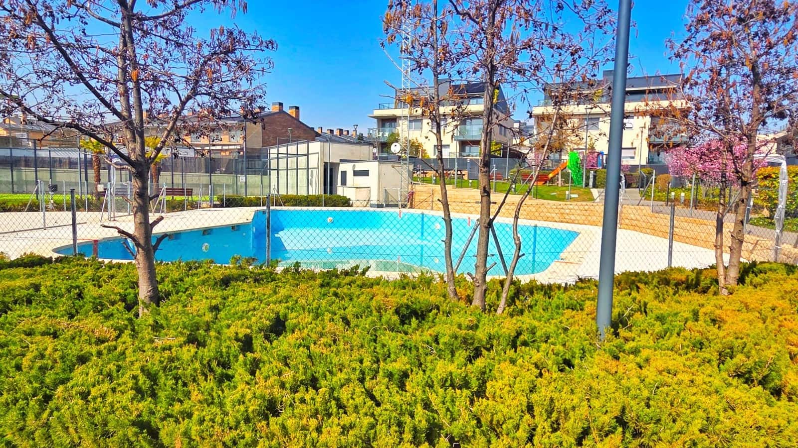 4 soverom Kjedet enebolig til salgs i Boadilla del Monte med svømmebasseng garasje - € 1 150 000 (Ref: 9648272)