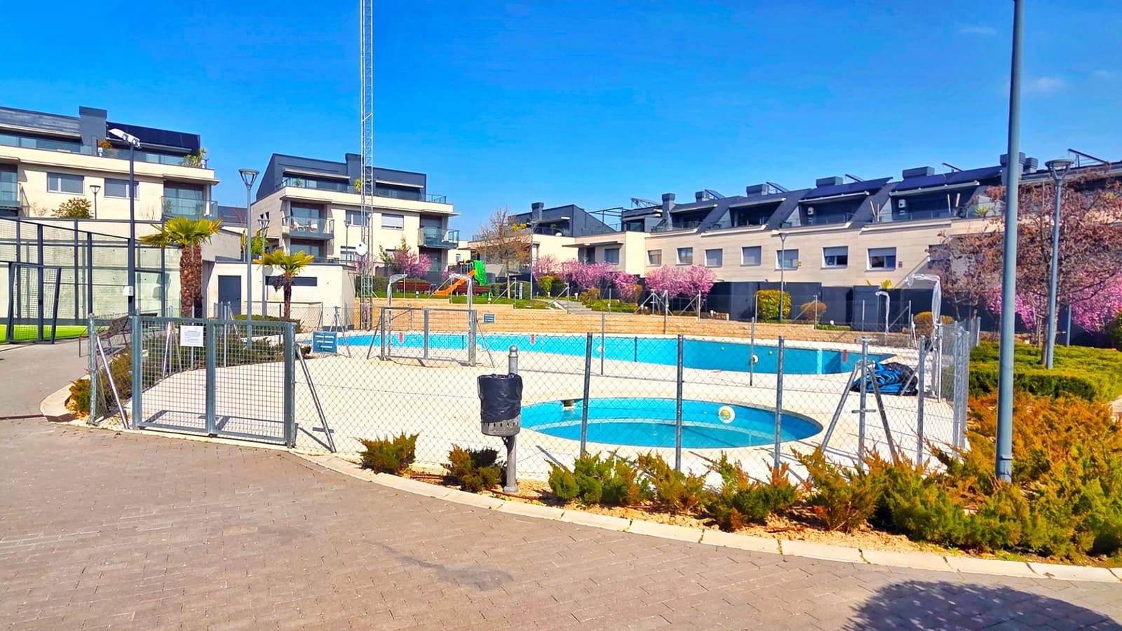 4 soverom Kjedet enebolig til salgs i Boadilla del Monte med svømmebasseng garasje - € 1 150 000 (Ref: 9648272)