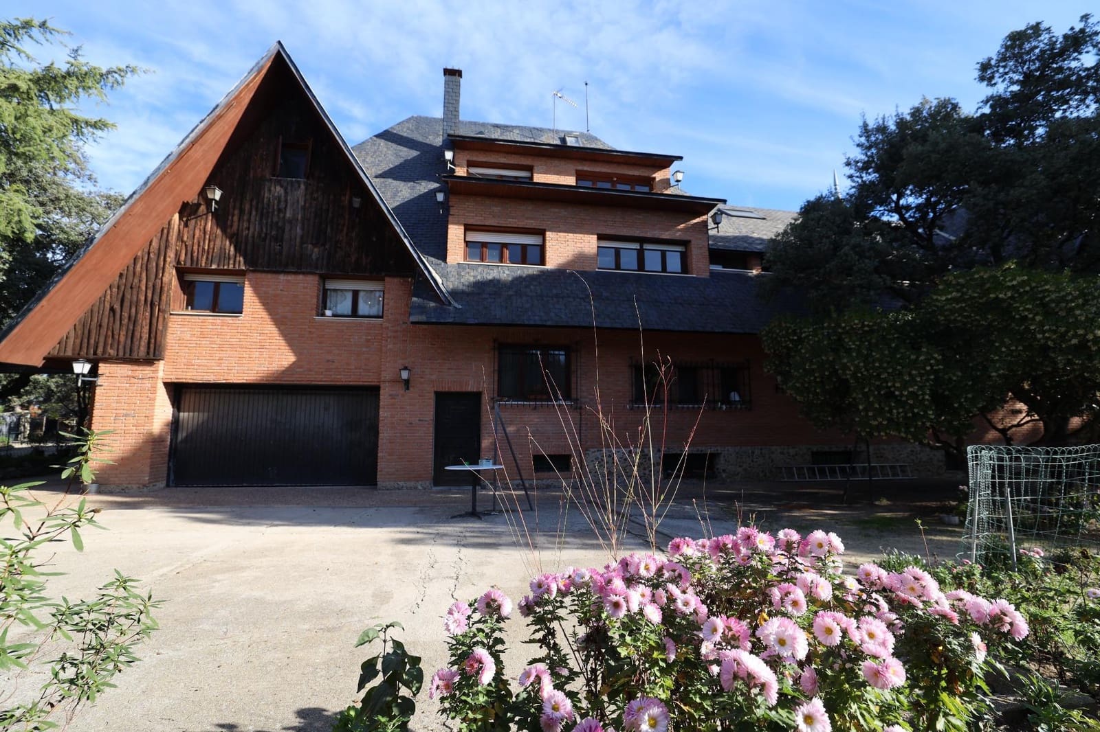 20 bedroom Villa for sale in Villanueva de la Canada with pool garage - € 1,750,000 (Ref: 9679944)