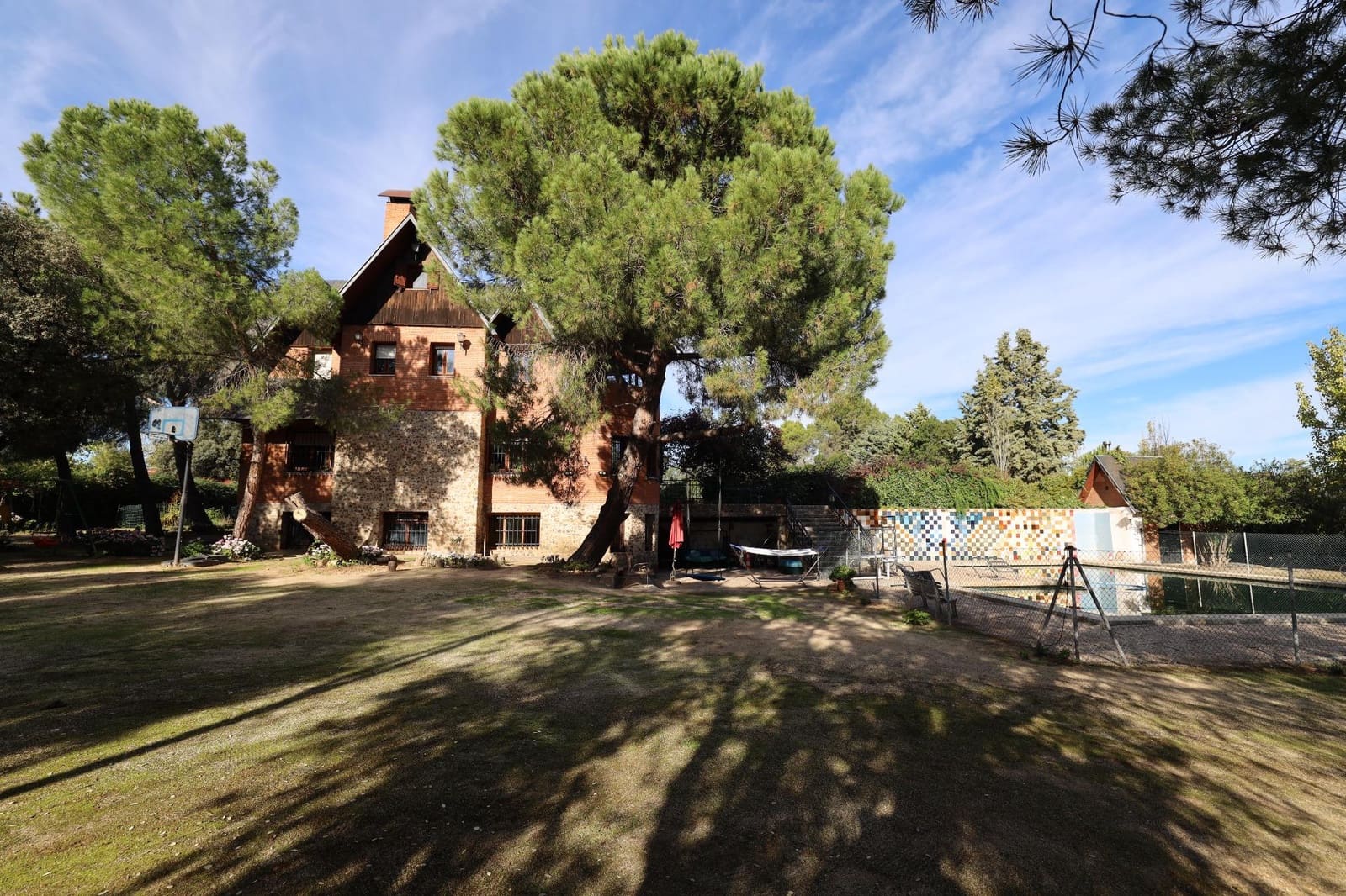 20 bedroom Villa for sale in Villanueva de la Canada with pool garage - € 1,750,000 (Ref: 9679944)