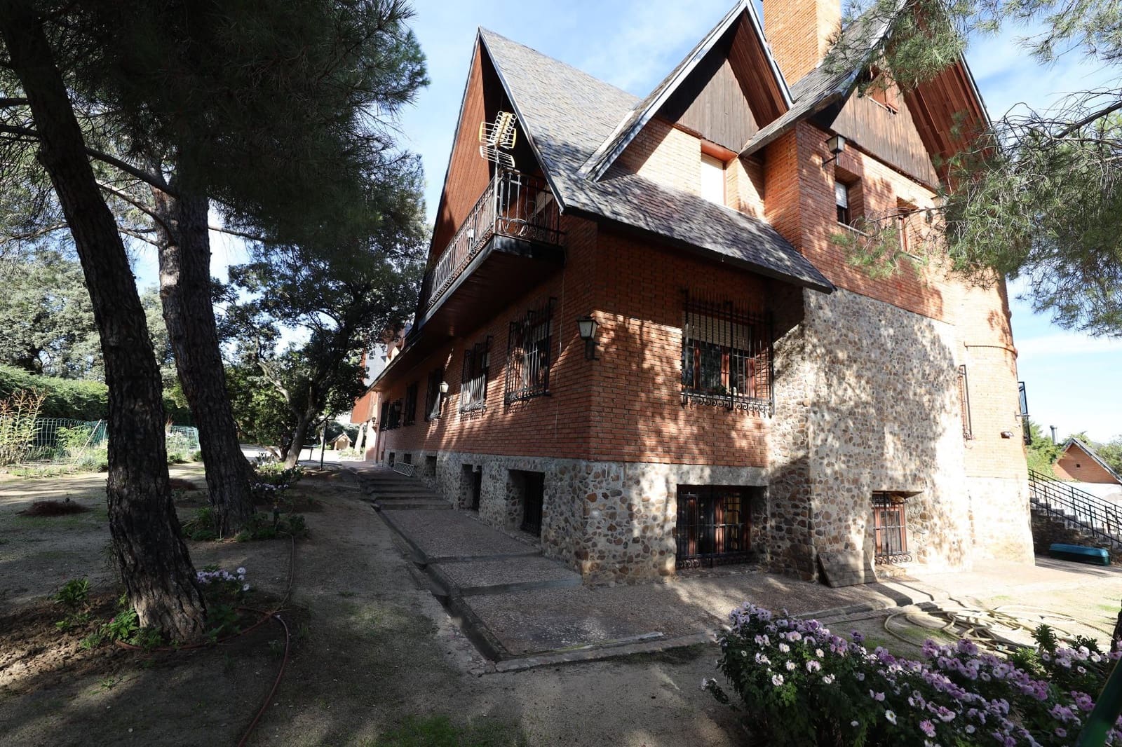 20 bedroom Villa for sale in Villanueva de la Canada with pool garage - € 1,750,000 (Ref: 9679944)