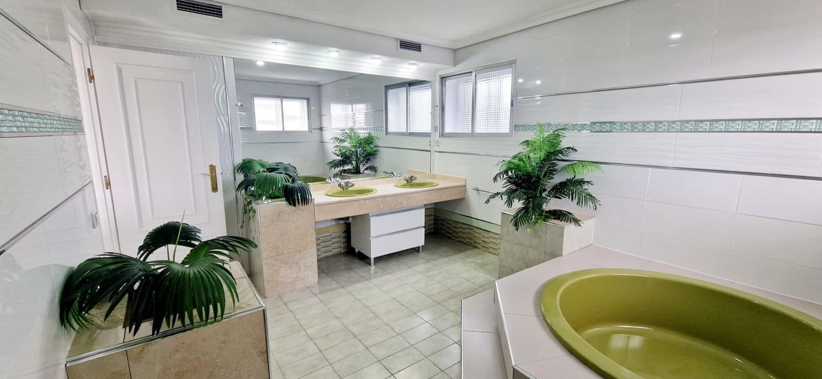 9 soveværelse Villa til leje i Las Rozas de Madrid med swimmingpool garage - € 9.200 (Ref: 9686551)