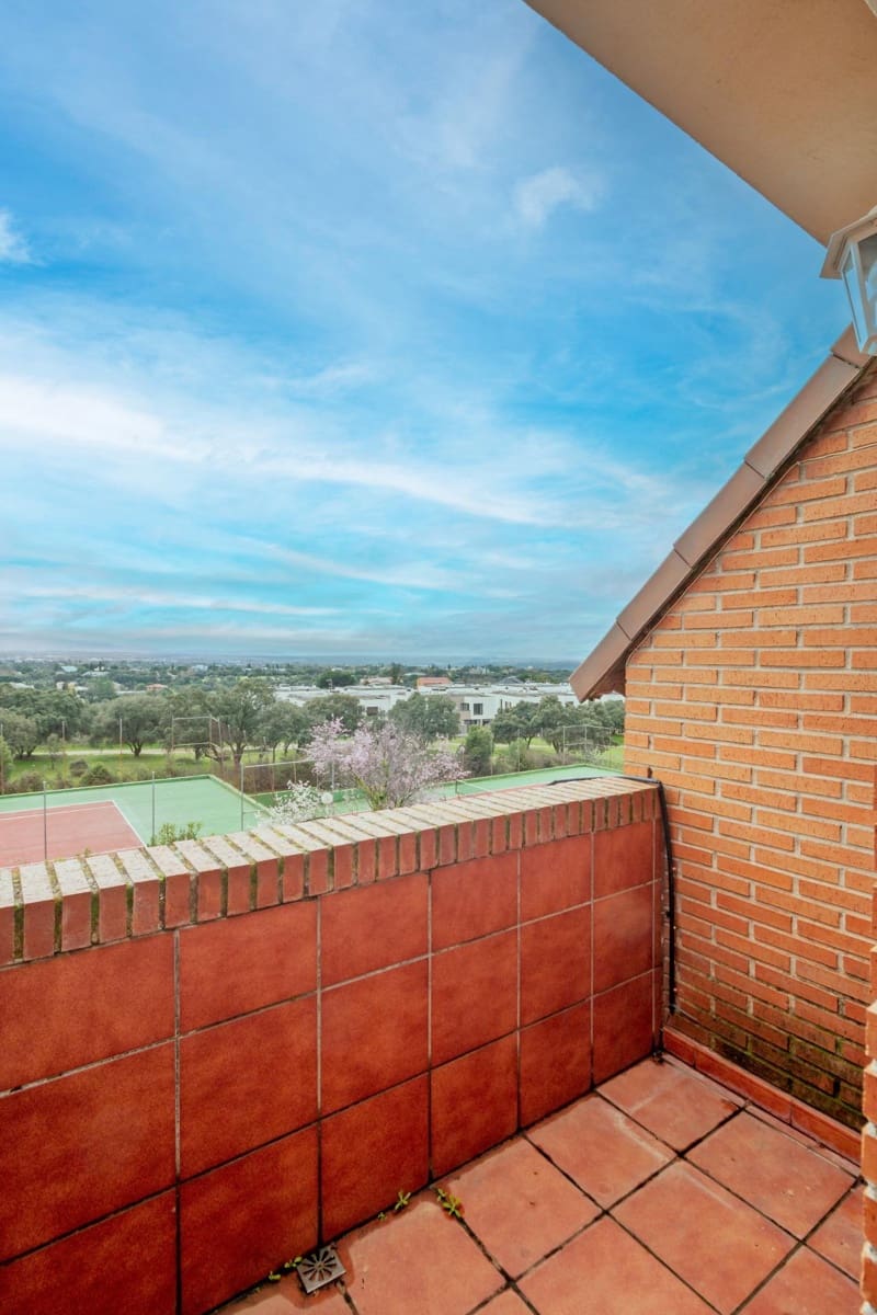 5 bedroom Penthouse for sale in Las Rozas de Madrid with pool garage - € 745,000 (Ref: 9686552)