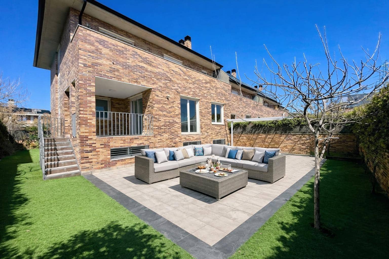 6 bedroom Semi-detached Villa for rent in Majadahonda with pool garage - € 4,500 (Ref: 9698889)