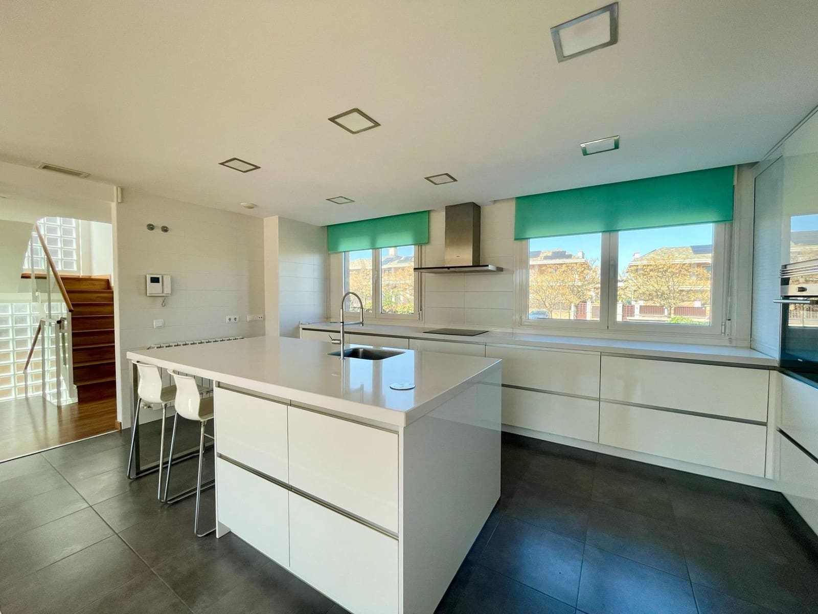 6 bedroom Semi-detached Villa for rent in Majadahonda with pool garage - € 4,500 (Ref: 9698889)