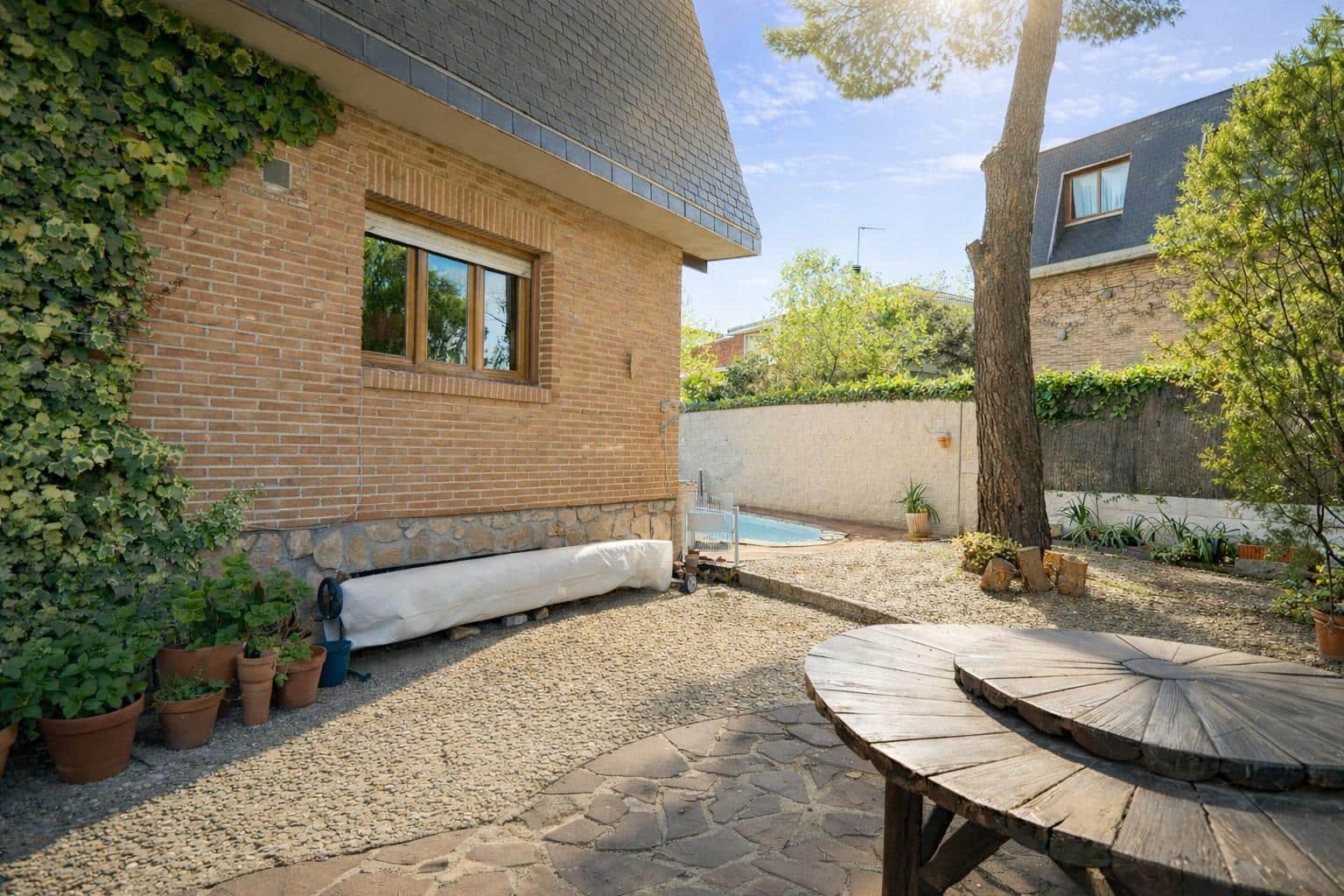 4 bedroom Villa for sale in Torrelodones with pool garage - € 865,000 (Ref: 9780686)