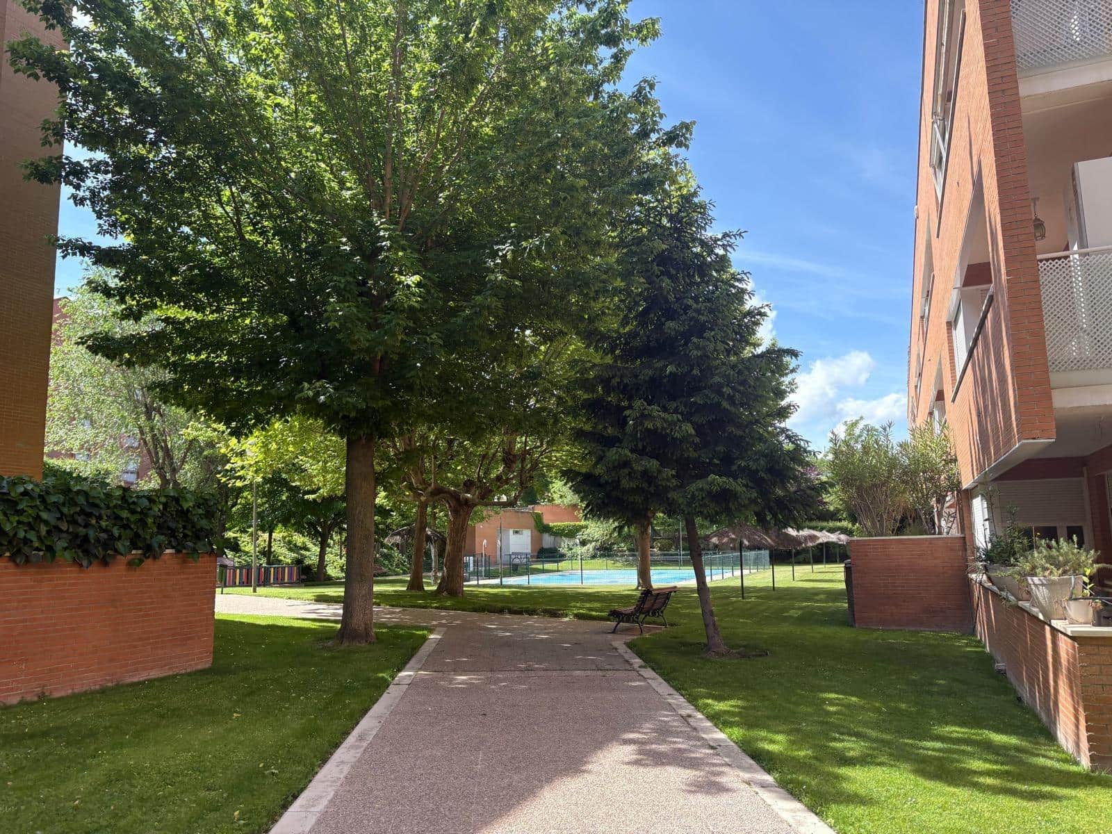 3 bedroom Flat for sale in Las Rozas de Madrid with pool garage - € 649,000 (Ref: 9865287)