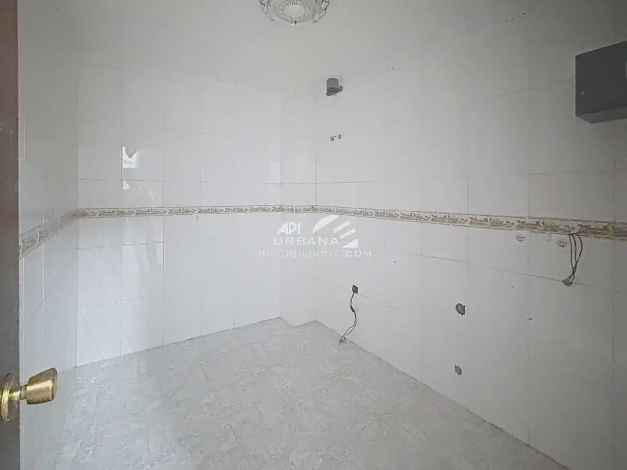 Kommersiell att hyra i Lucena - 400 € (Ref: 10035665)
