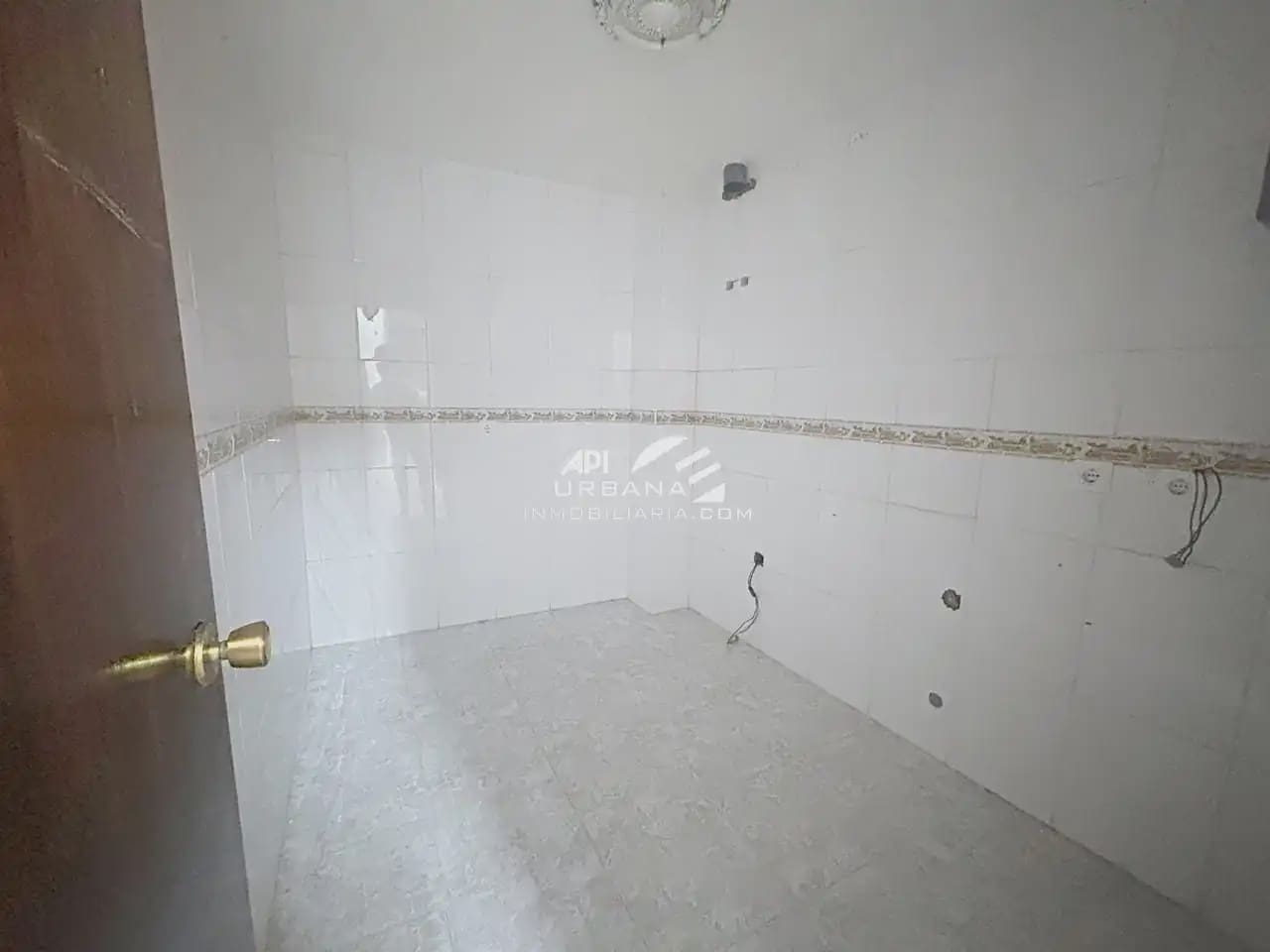 Kommersiell att hyra i Lucena - 400 € (Ref: 10035665)