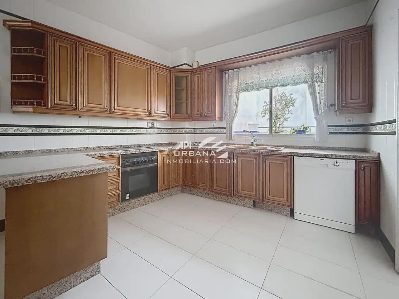4 makuuhuone Asunto myytävänä paikassa Lucena - 300 000 € (Ref: 10079108)