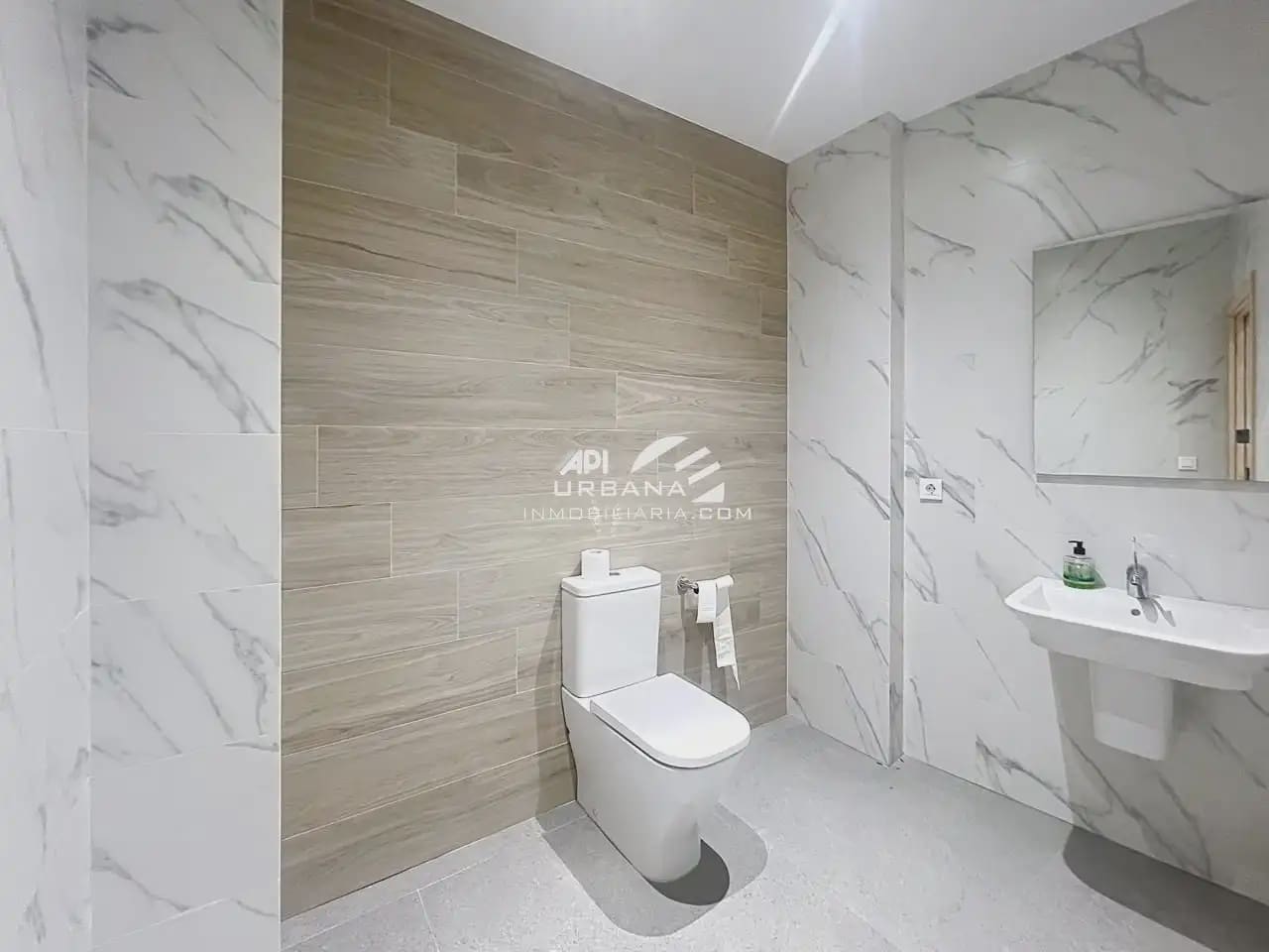 Commercieel te koop in Lucena - € 245.000 (Ref: 10086634)