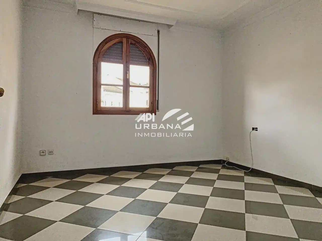 Piso de 4 habitaciones en Lucena en venta - 110.000 € (Ref: 10095365)