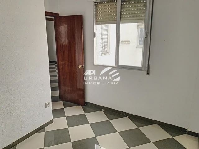 Piso de 4 habitaciones en Lucena en venta - 110.000 € (Ref: 10095365)