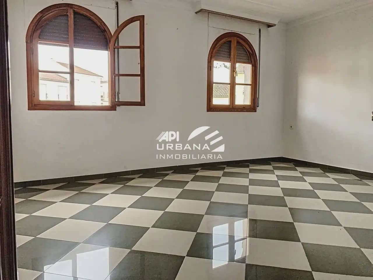 Piso de 4 habitaciones en Lucena en venta - 110.000 € (Ref: 10095365)