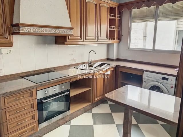 Piso de 4 habitaciones en Lucena en venta - 110.000 € (Ref: 10095365)