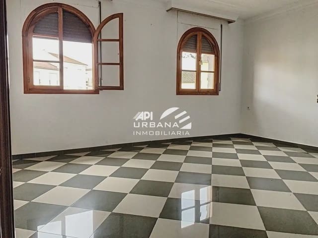 Piso de 4 habitaciones en Lucena en venta - 110.000 € (Ref: 10095365)