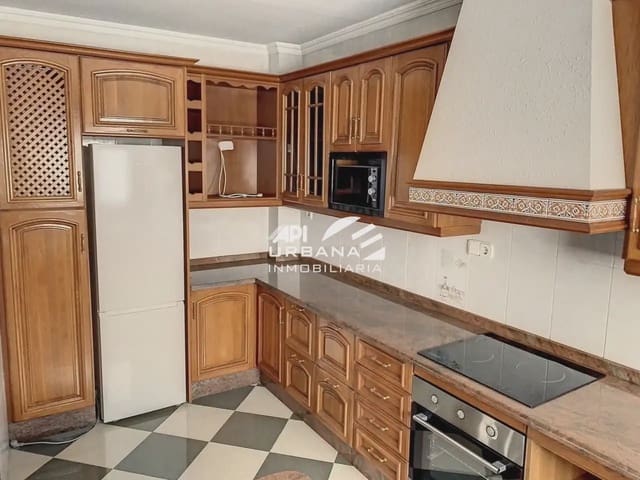 Piso de 4 habitaciones en Lucena en venta - 110.000 € (Ref: 10095365)