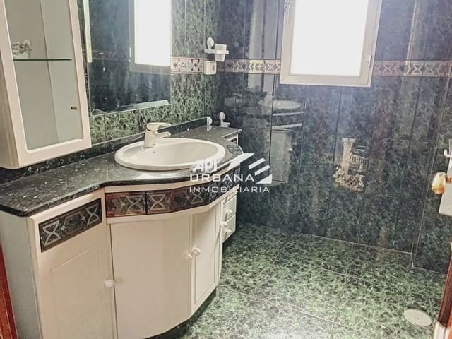 Piso de 4 habitaciones en Lucena en venta - 110.000 € (Ref: 10095365)