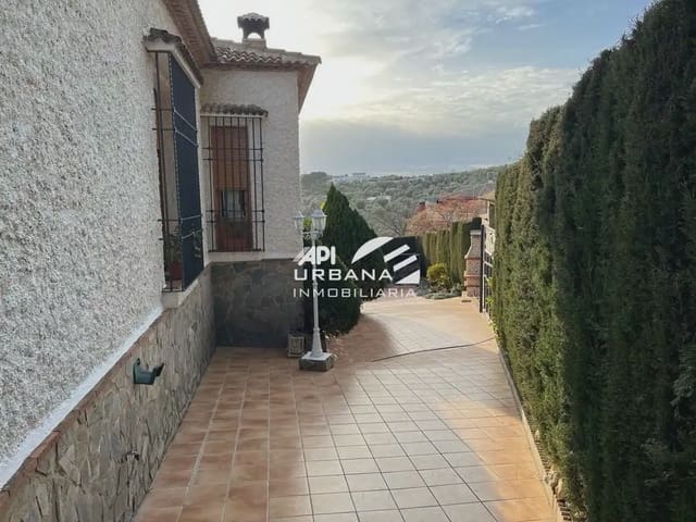 Chalet de 4 habitaciones en Lucena en venta con piscina garaje - 260.000 € (Ref: 9963590)