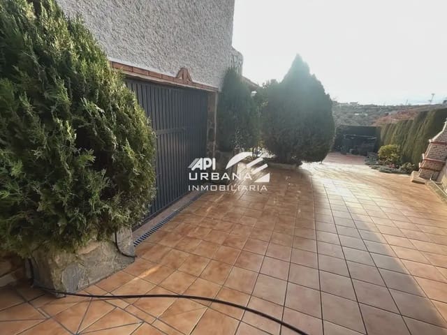 Chalet de 4 habitaciones en Lucena en venta con piscina garaje - 260.000 € (Ref: 9963590)