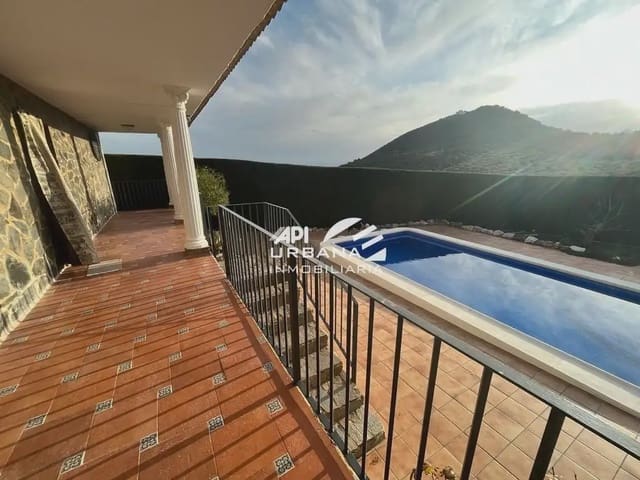Chalet de 4 habitaciones en Lucena en venta con piscina garaje - 260.000 € (Ref: 9963590)
