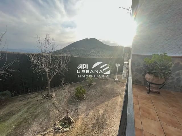 Chalet de 4 habitaciones en Lucena en venta con piscina garaje - 260.000 € (Ref: 9963590)