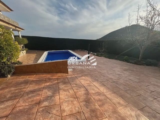 Chalet de 4 habitaciones en Lucena en venta con piscina garaje - 260.000 € (Ref: 9963590)