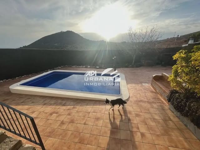 Chalet de 4 habitaciones en Lucena en venta con piscina garaje - 260.000 € (Ref: 9963590)