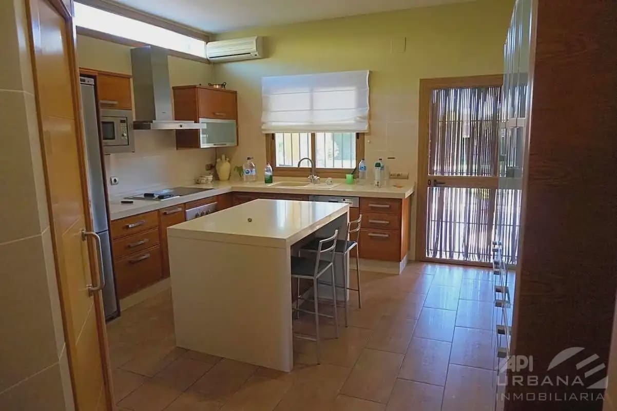 5 bedroom Villa for sale in Lucena with pool - € 550,000 (Ref: 9963645)