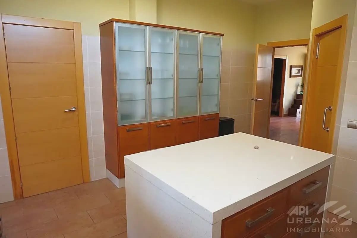 5 bedroom Villa for sale in Lucena with pool - € 550,000 (Ref: 9963645)
