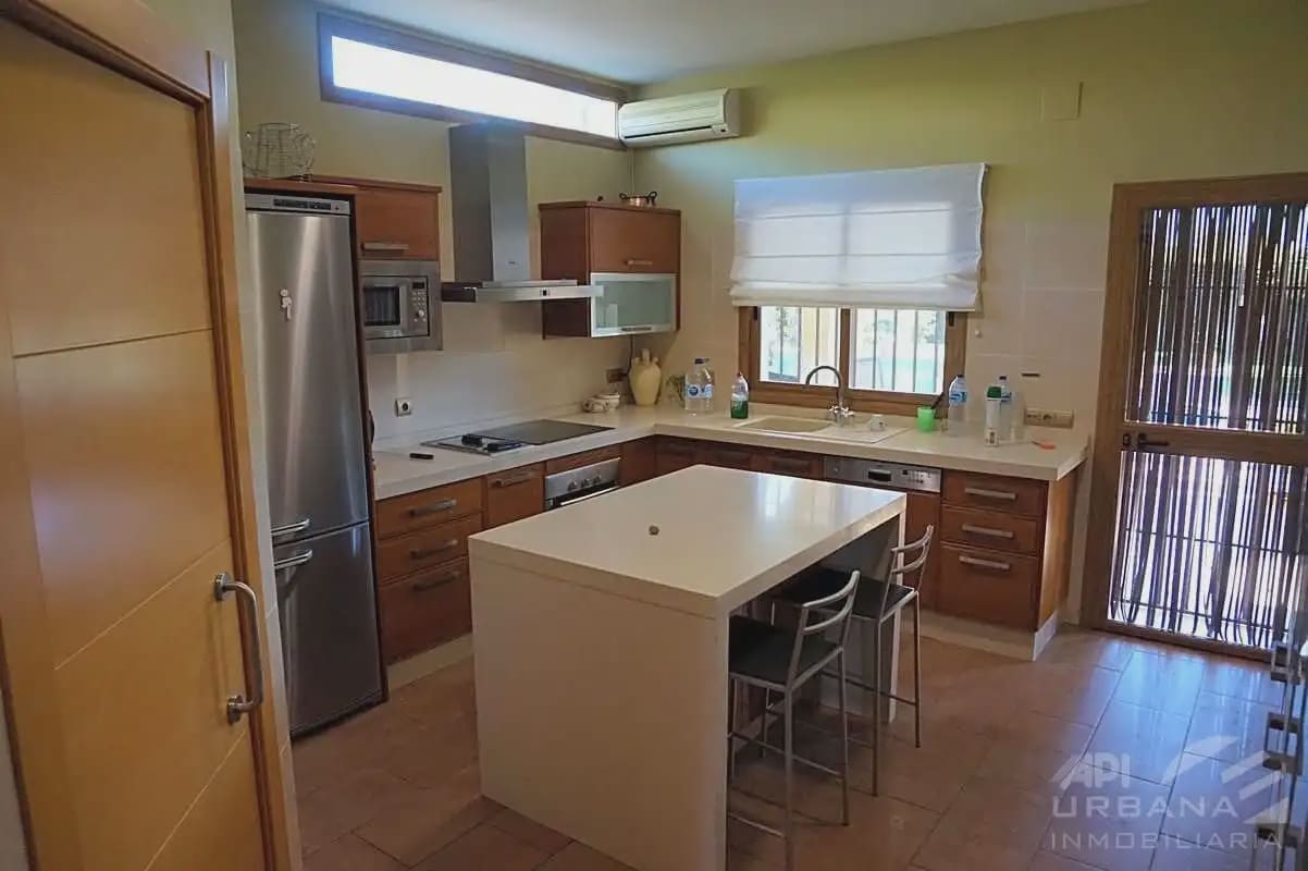 5 bedroom Villa for sale in Lucena with pool - € 550,000 (Ref: 9963645)
