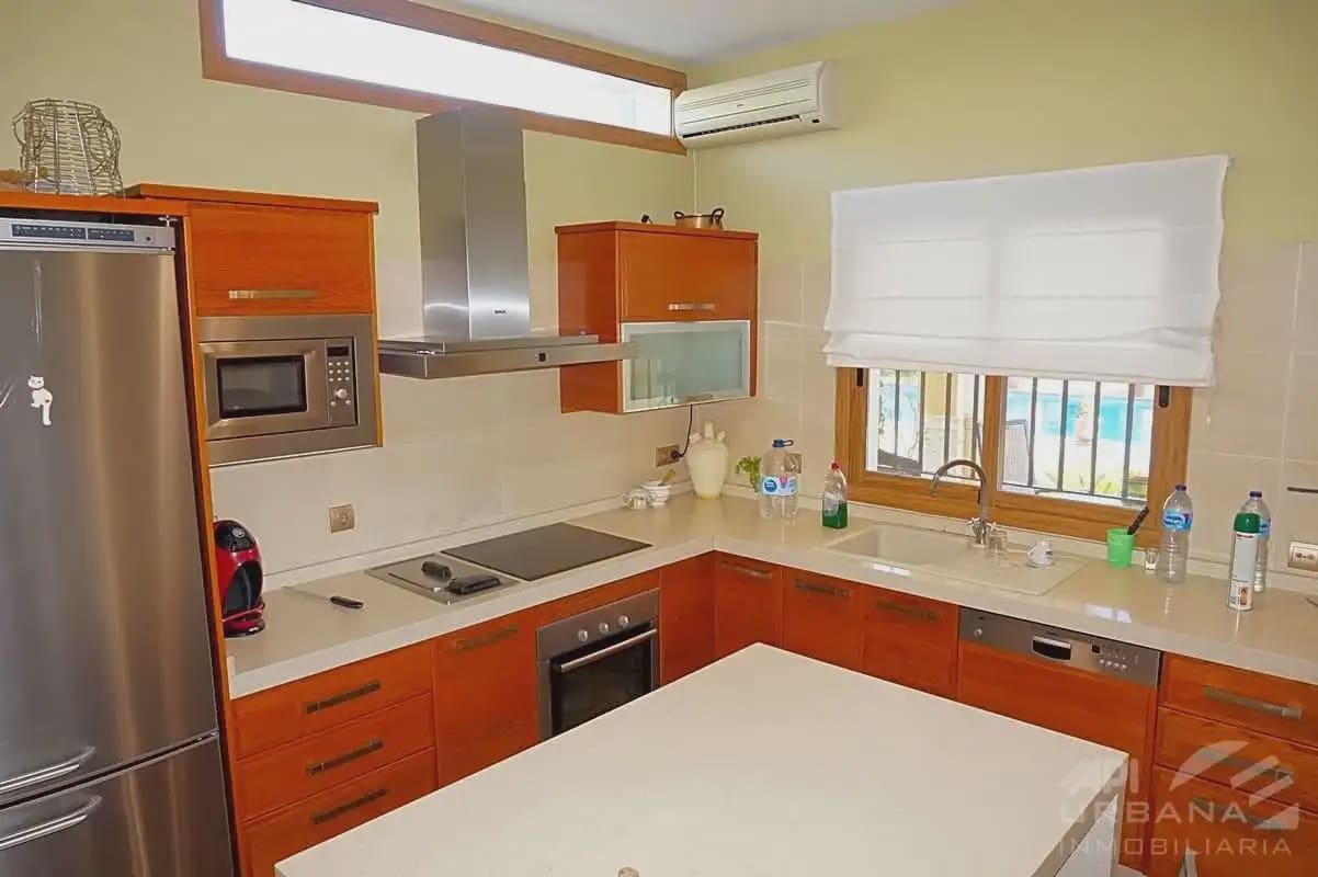 5 bedroom Villa for sale in Lucena with pool - € 550,000 (Ref: 9963645)