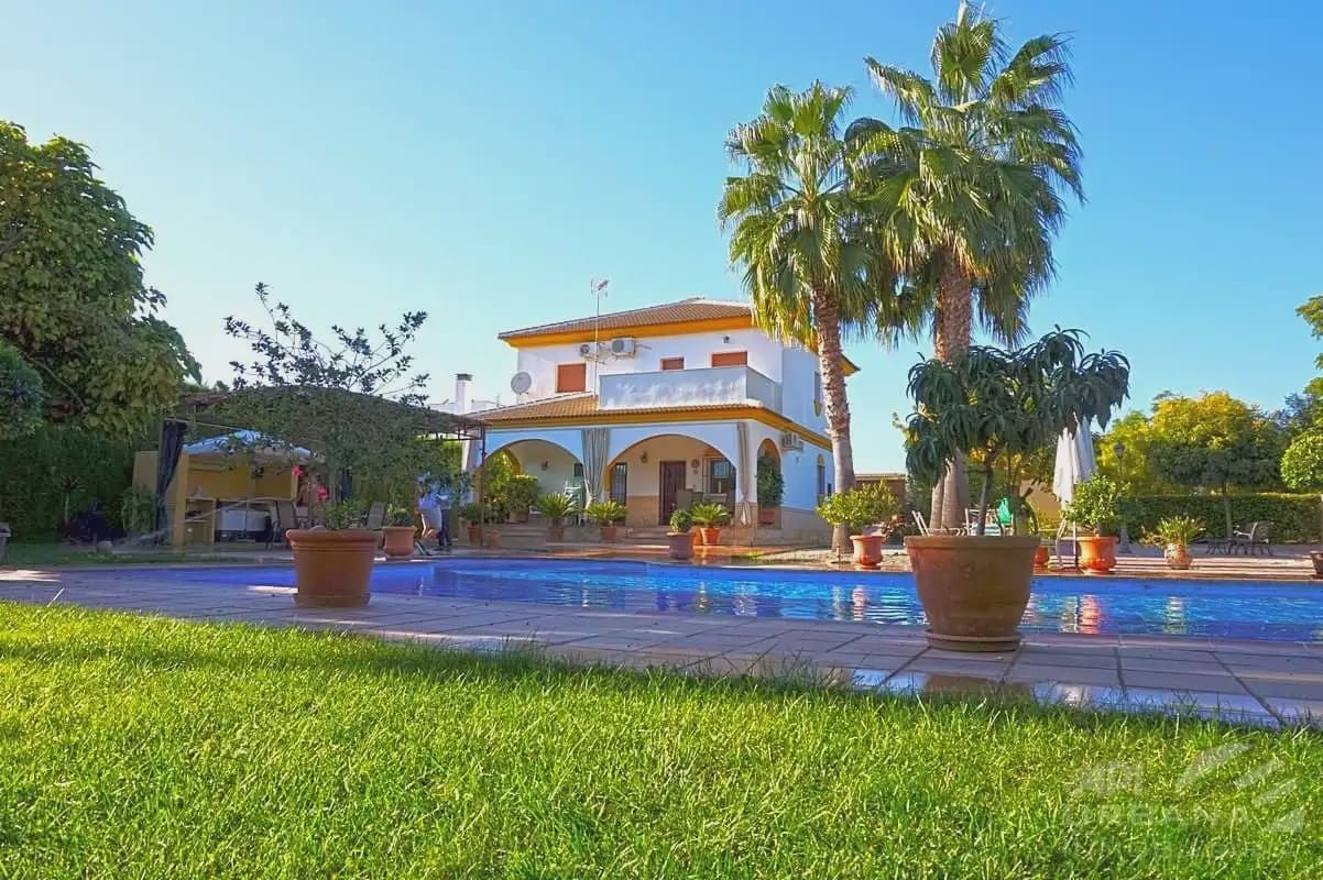5 bedroom Villa for sale in Lucena with pool - € 550,000 (Ref: 9963645)
