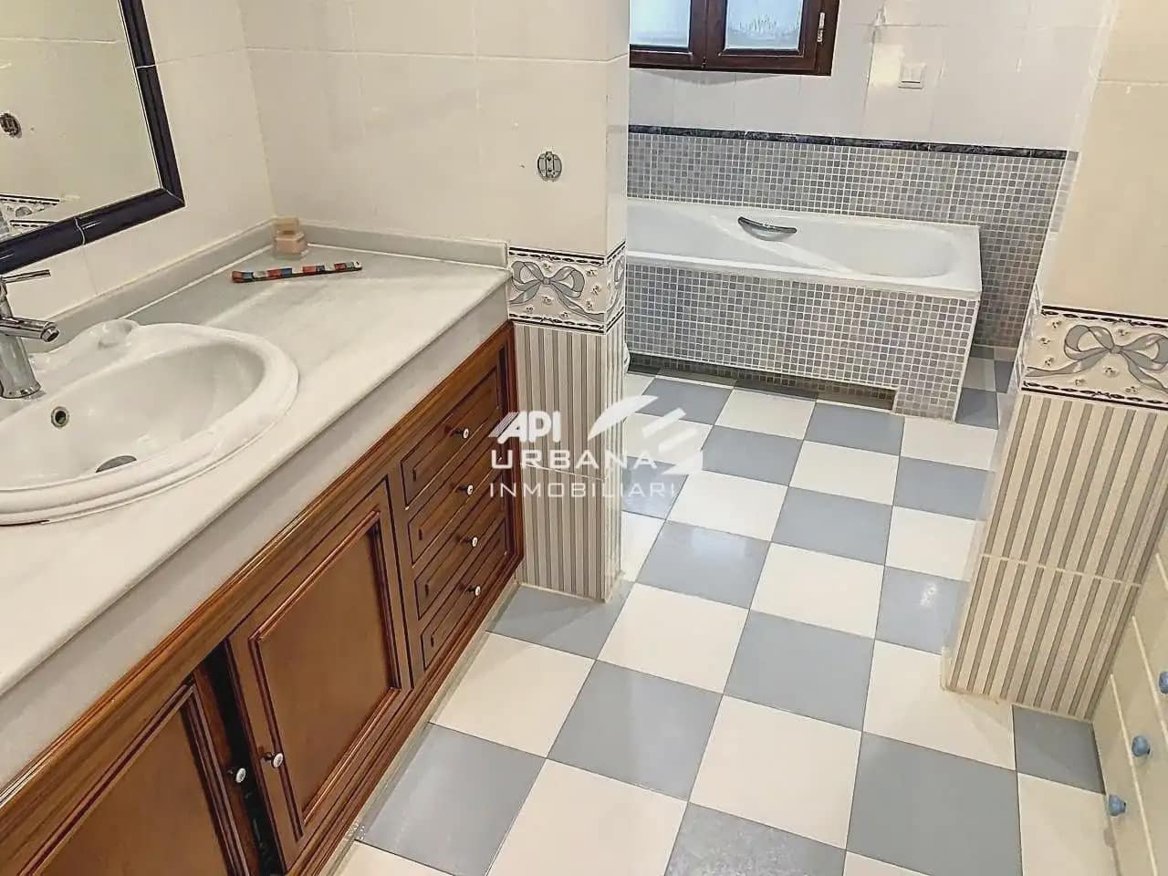 5 soveværelse Villa til salg i Lucena med swimmingpool - € 580.000 (Ref: 9963682)