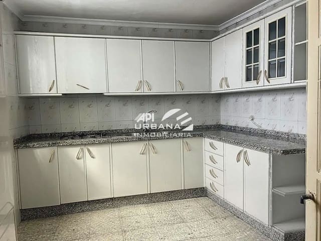 Casa de 4 habitaciones en Lucena en venta - 126.000 € (Ref: 9963700)