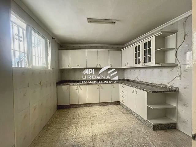 Casa de 4 habitaciones en Lucena en venta - 126.000 € (Ref: 9963700)
