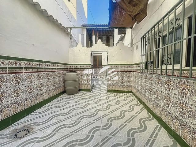 Casa de 4 habitaciones en Lucena en venta - 126.000 € (Ref: 9963700)