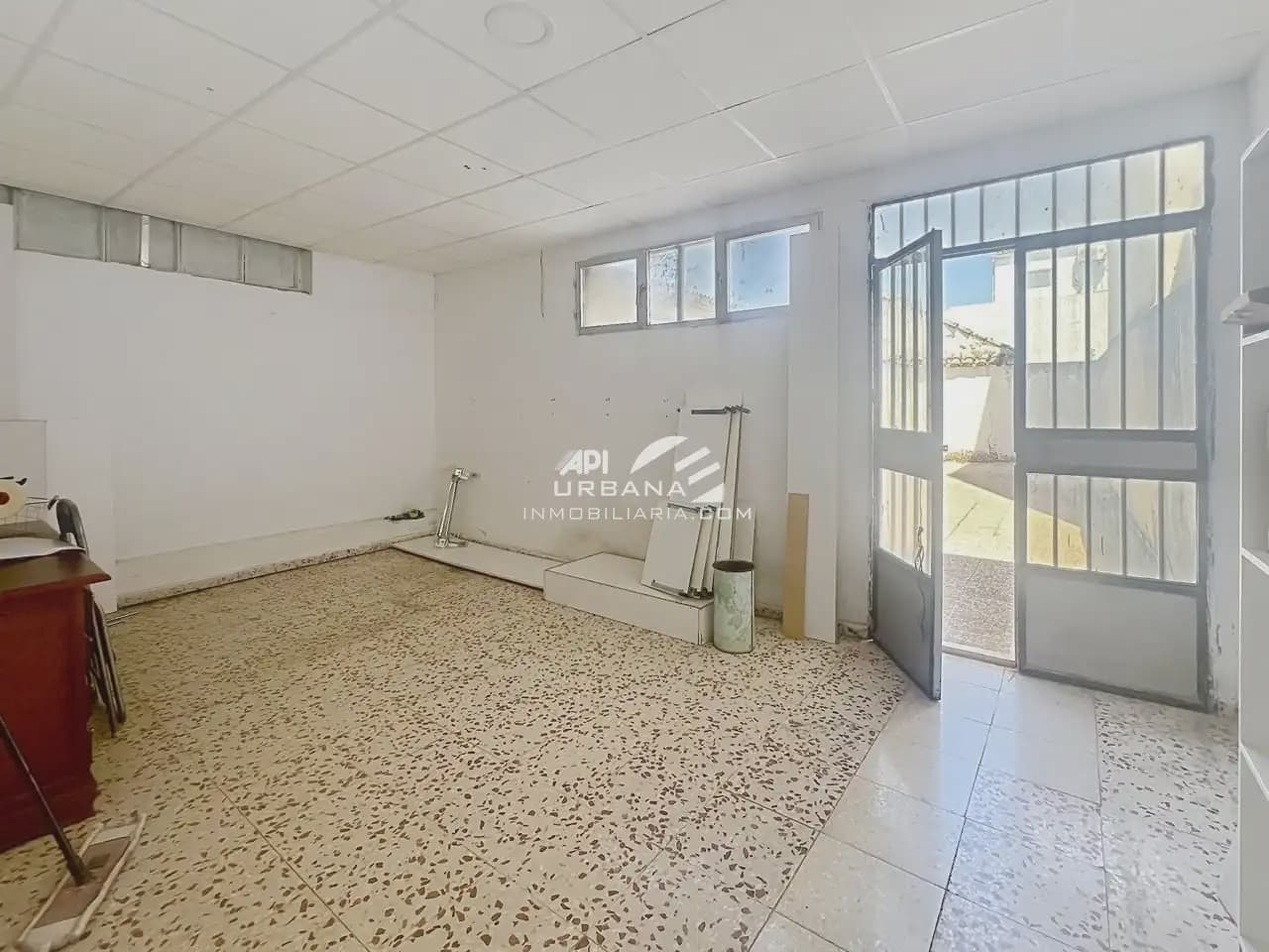 Commercieel te koop in Lucena - € 220.000 (Ref: 9963774)