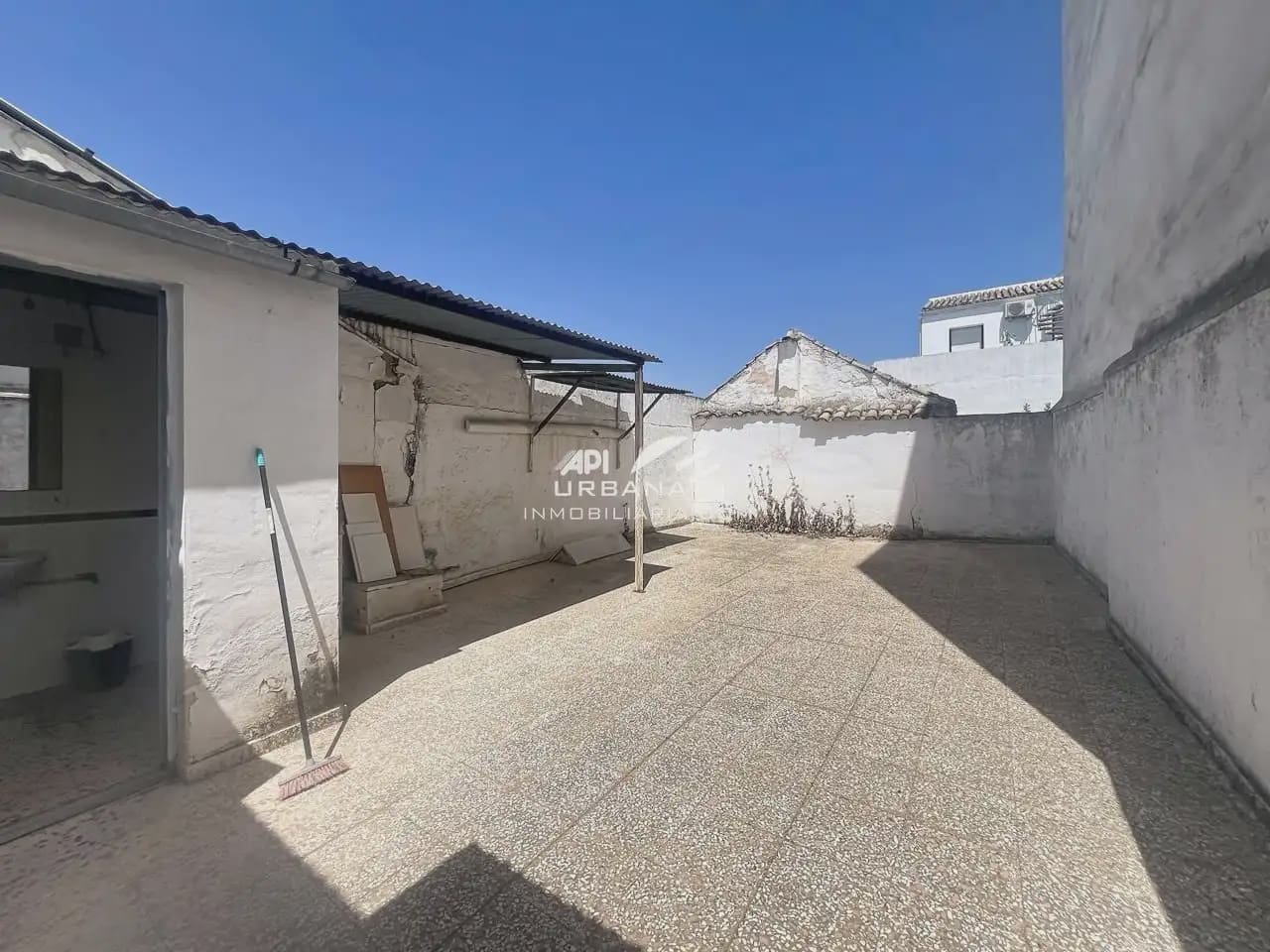 Commercieel te koop in Lucena - € 220.000 (Ref: 9963774)