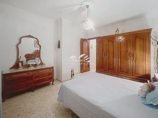 Casa de 4 habitaciones en Lucena en venta - 237.000 € (Ref: 9963812)