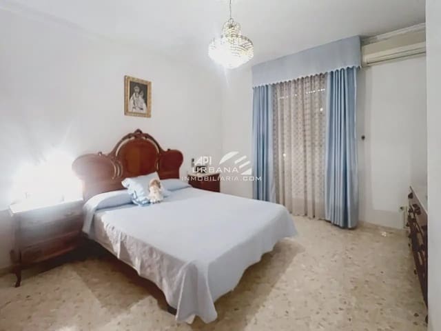 Casa de 4 habitaciones en Lucena en venta - 237.000 € (Ref: 9963812)