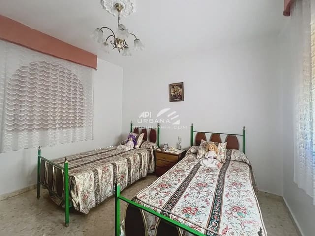 Casa de 4 habitaciones en Lucena en venta - 237.000 € (Ref: 9963812)