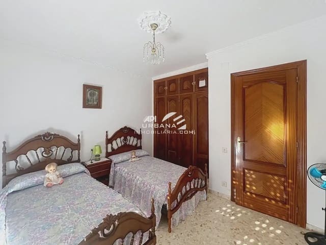 Casa de 4 habitaciones en Lucena en venta - 237.000 € (Ref: 9963812)