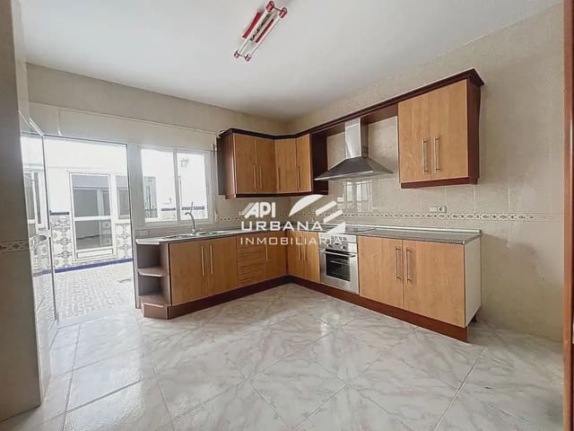 Casa de 4 habitaciones en Lucena en venta - 180.000 € (Ref: 9963820)