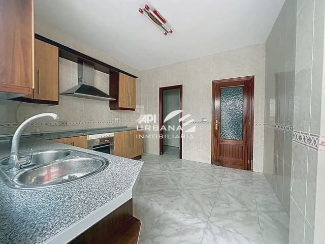 Casa de 4 habitaciones en Lucena en venta - 180.000 € (Ref: 9963820)