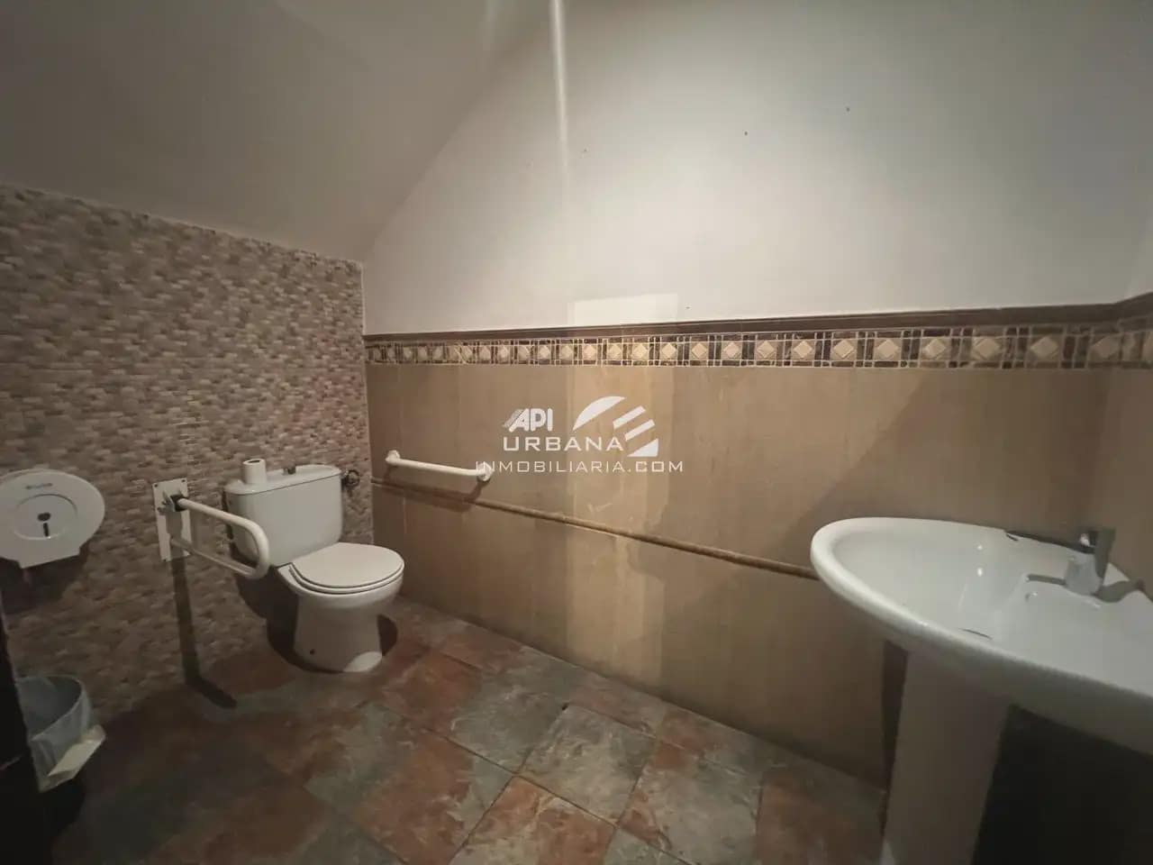 Commercial for rent in Lucena - € 900 (Ref: 9963852)