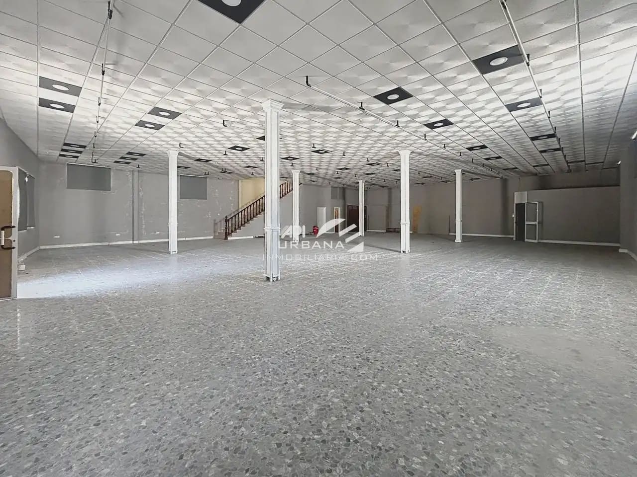 Kaupallinen vuokrattavana paikassa Lucena mukana 
autotalli - 1 300 € (Ref: 9963901)