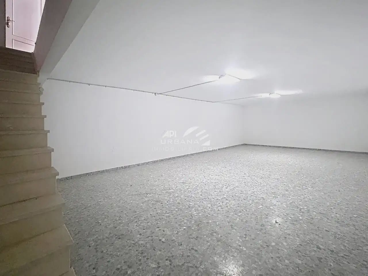 Kaupallinen vuokrattavana paikassa Lucena mukana 
autotalli - 1 300 € (Ref: 9963901)