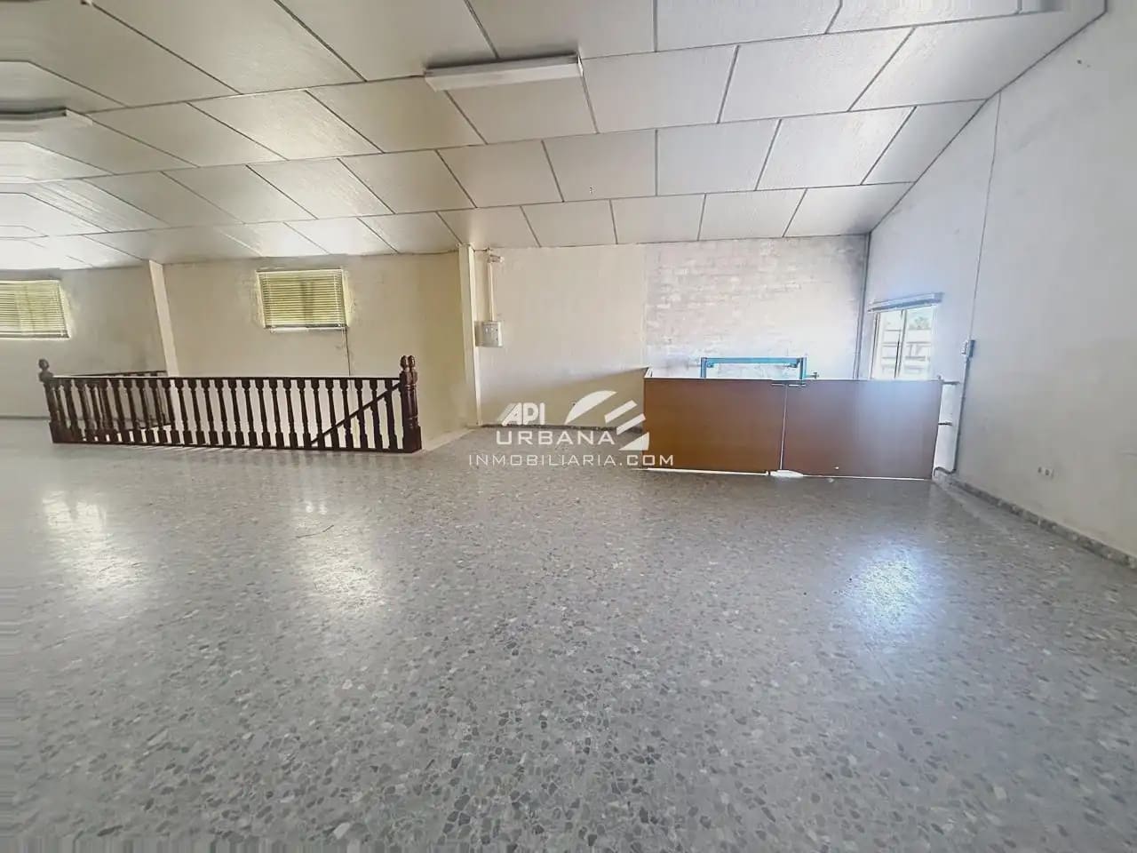 Kaupallinen vuokrattavana paikassa Lucena mukana 
autotalli - 1 300 € (Ref: 9963901)